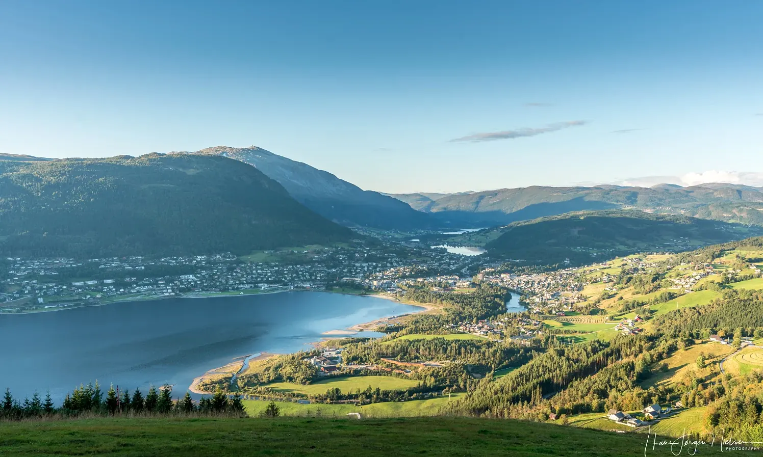 Voss sett fra fjellsiden, med vannet og bygda nedenfor